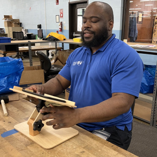 Man assembling Perfekt Holder