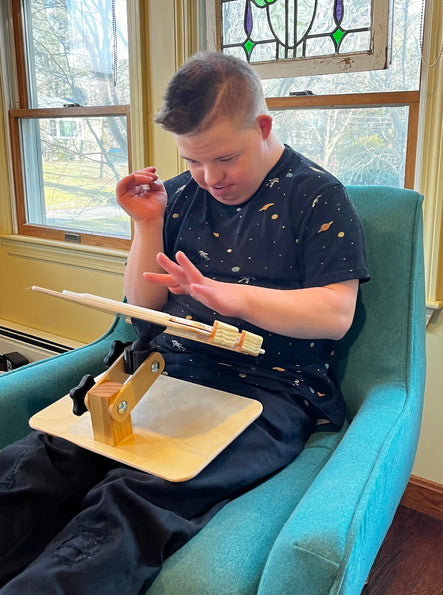 Person using Perfekt Holder in chair