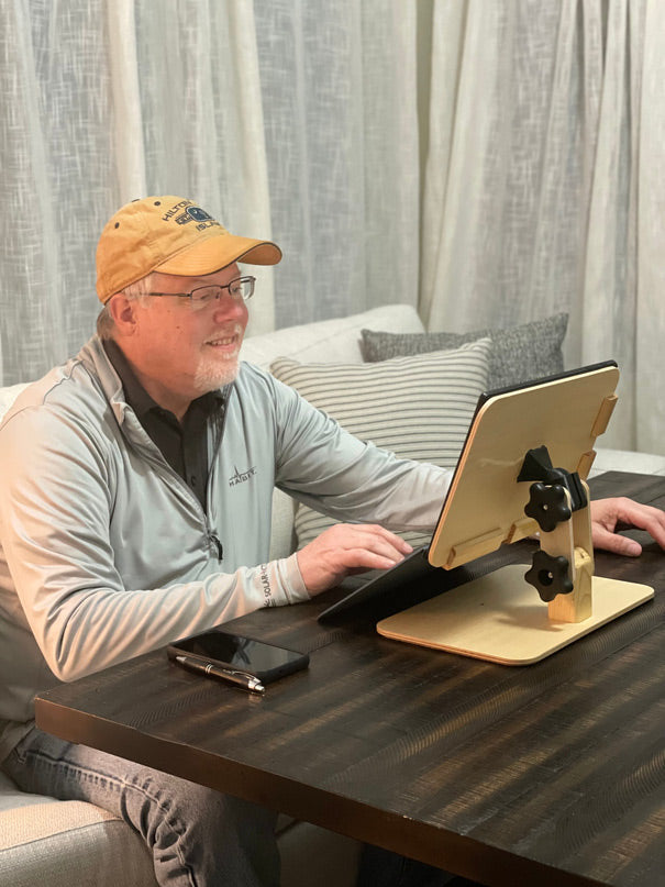 Man using Perfekt Holder at table
