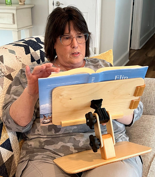 Woman using Perfekt Holder to hold book